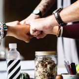 Građani Srbije manje zadovoljni prijateljstvima nego pre nekoliko godina 2