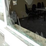 Razbijeno staklo na prostorijama MZ Ševarice u Šapcu 9