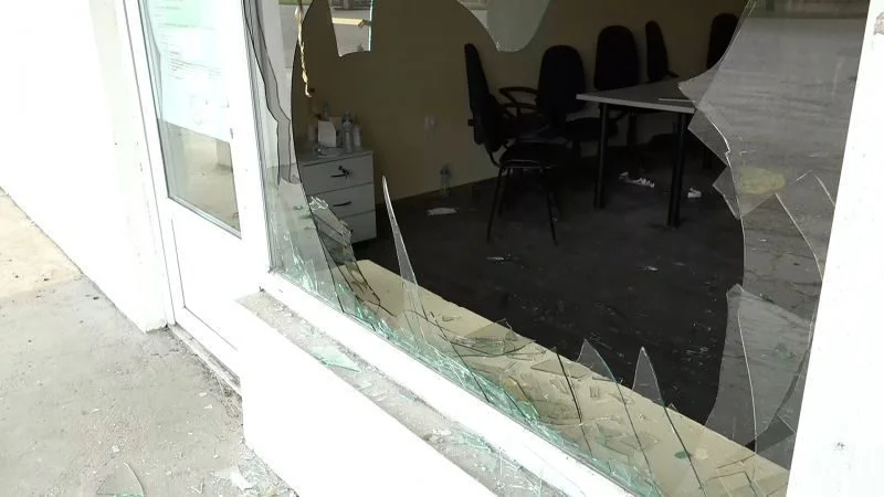 Razbijeno staklo na prostorijama MZ Ševarice u Šapcu 1
