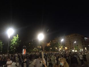 Šesti protest u Beogradu bez incidenata, uz učešće oko 1.000 ljudi (FOTO/VIDEO) 6