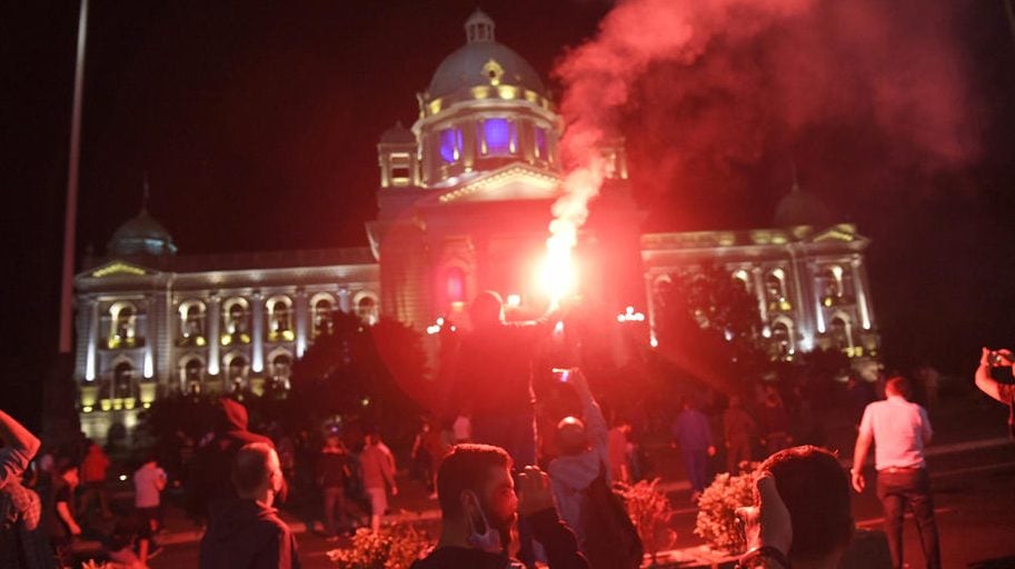 Policija potisnula demonstrante od Skupštine, ima povređenih na obe strane (FOTO/VIDEO) 1