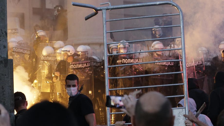 Policija rasterala demonstrante suzavcima i oklopnim vozilima iz centra Beograda (VIDEO, FOTO) 1