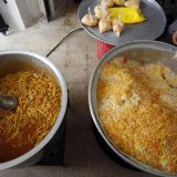 Samoorganizovana grupa mladih ljudi priprema i deli hranu onima kojima je potrebna 1