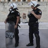Policajac zapaljen u Atini 8
