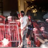 Četvrto veče protesta ponovo obeležili incidenti (FOTO, VIDEO) 7