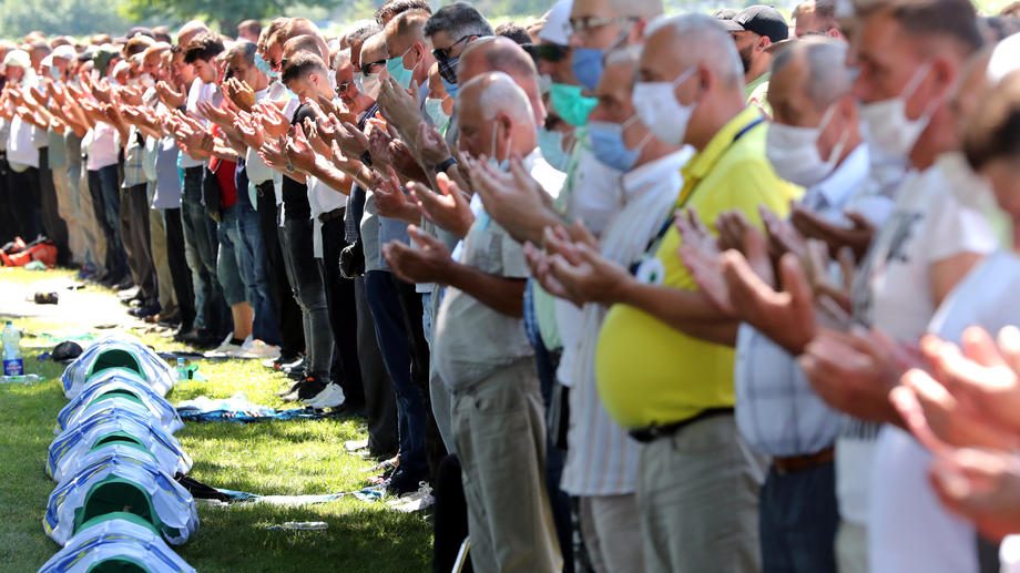 AP o komemoraciji u Potočarima: Srpski lideri i dalje negiraju genocid u Srebrenici 1