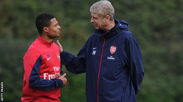 Gnabry and Arsene Wenger in conversation at Arsenal training