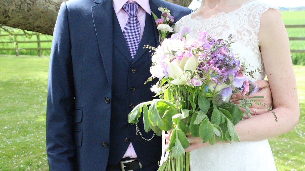 Brak, Srbija i prezime: Kako je biti muškarac sa ženinim prezimenom u Srbiji 1 venčanje mladenci bračni par mlada i mladoženja