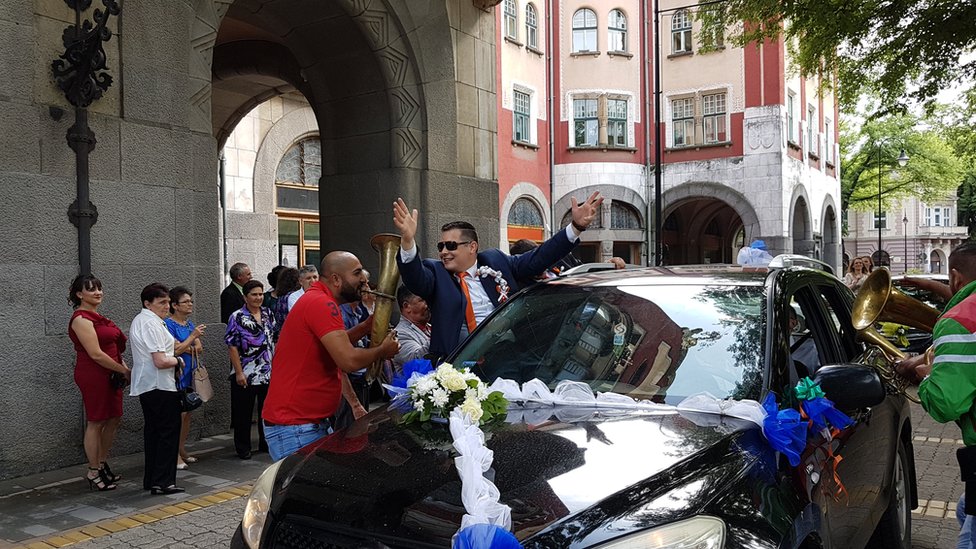 Brak, Srbija i prezime: Kako je biti muškarac sa ženinim prezimenom u Srbiji 2 venčanje u subotici mladoženja