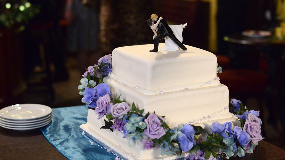 Brak, Srbija i prezime: Kako je biti muškarac sa ženinim prezimenom u Srbiji 3 svadbena torta