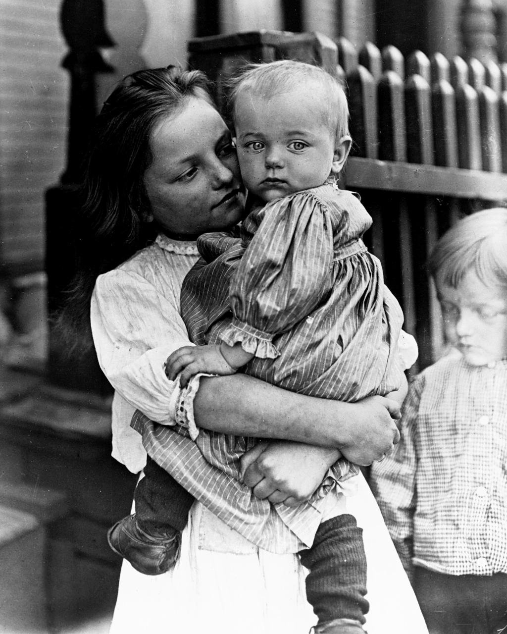 žena drži dete