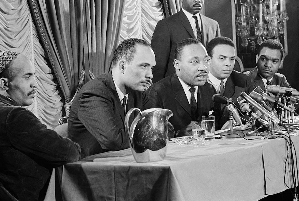 Ambasador Endrju Jang