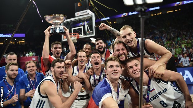 Luka Dončić i NBA liga: Slovenački klinac ruši sve granice 6 Slovenia's winning team celebrate their EuroBasket title