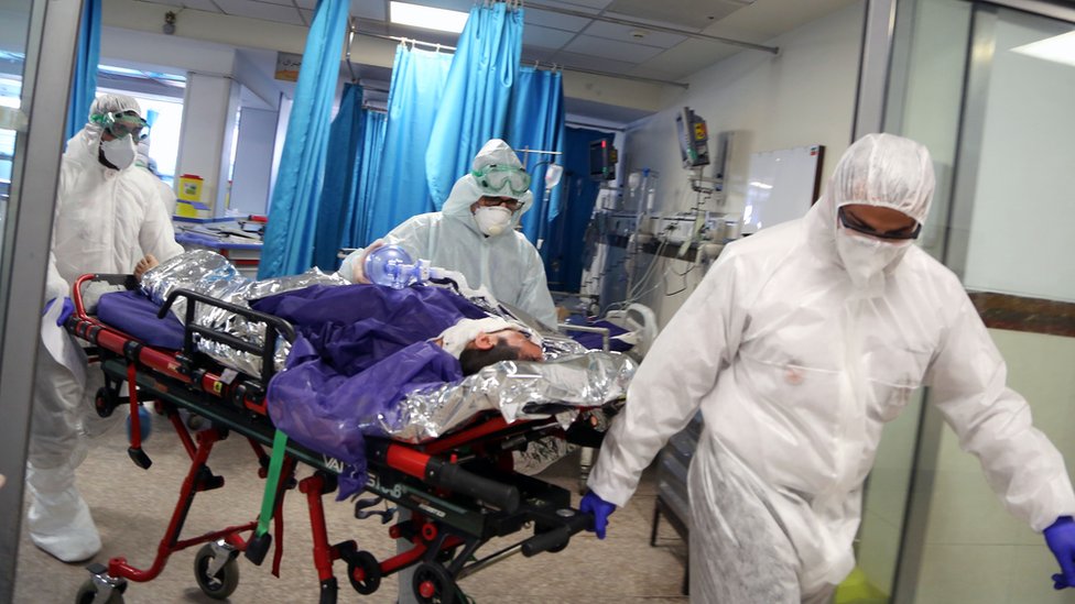 Hitna pomoć dovozi pacijenta u bolnicu u Teheranu