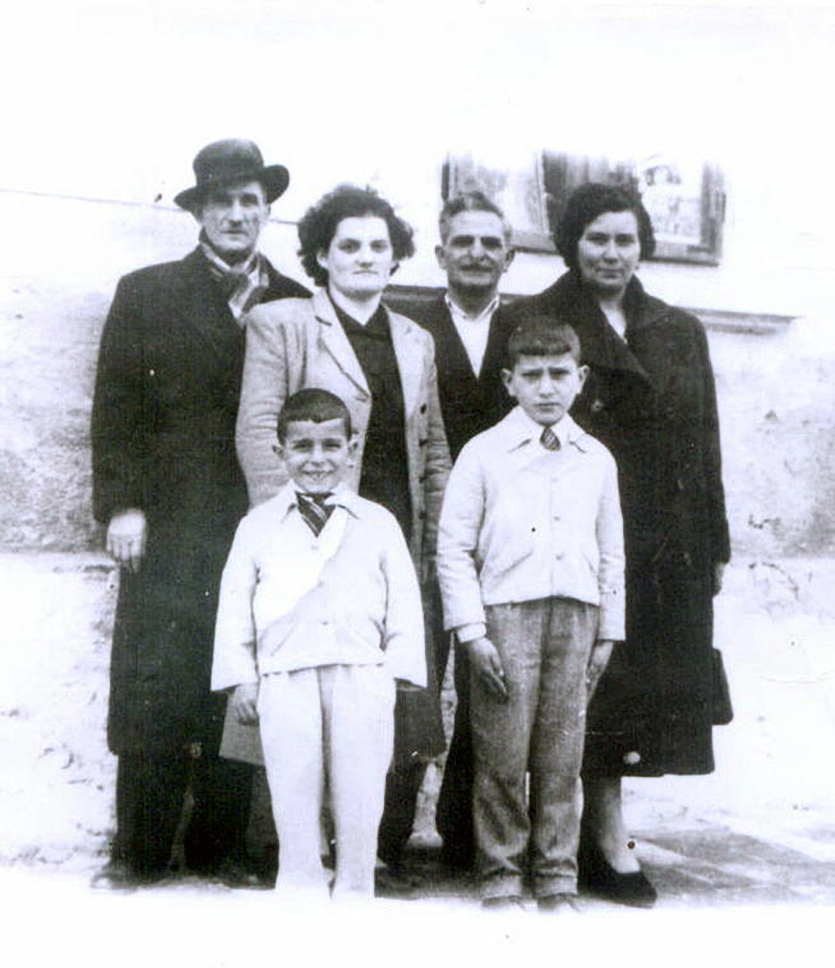 Poliksenija, Janis i sinovi sa prijateljima Grcima u Magliću
