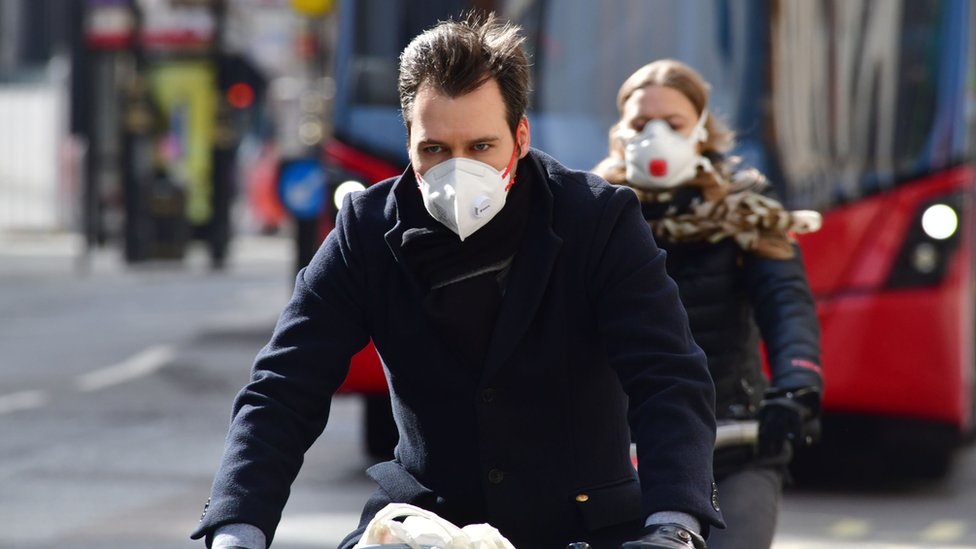 Korona virus: U Srbiji preminulo još šest osoba - ozbiljan rast broja zaraženih u Španiji i Nemačkoj 2 par sa maskama bbc elvis