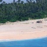 Pacifik: Spaseni sa zabačenog ostrva u Mikroneziji zahvaljujući SOS poruci u pesku 5