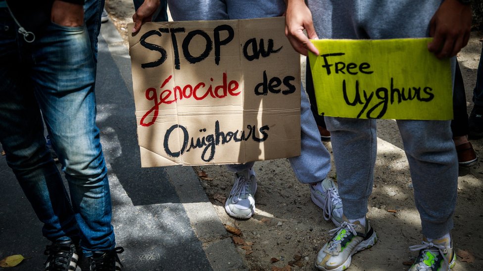 Demonstranti u Parizu nose transparente koji pozivaju na kraj „genocida" nad Ujgurima