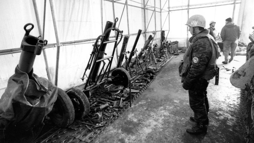 Ukrainskiй mirotvorec na punkte sbora oružiя, 1994 god