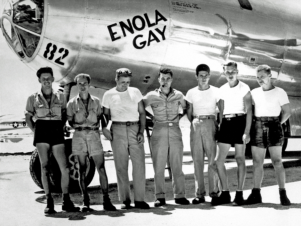 Hirošima i Nagasaki: 75 godina od atomske bombe 3 The crew of the bomber Enola Gay pose in front of the aircraft