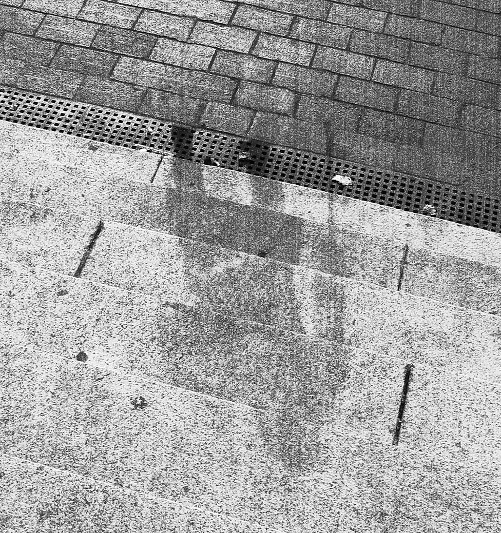 Hirošima i Nagasaki: 75 godina od atomske bombe 5 A shadow of a person is marked on stone steps
