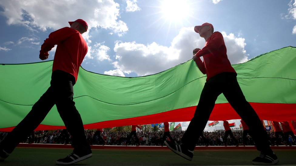 Ljudi nose belorusku zastavu