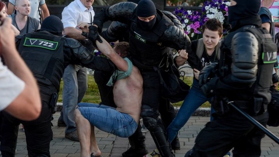 Izbori u Belorusiji: Preminuo još jedan demonstrant, UN osuđuje nasilje policije 5 Riot police detain a protester in Minsk, Belarus. Photo: 10 August 2020