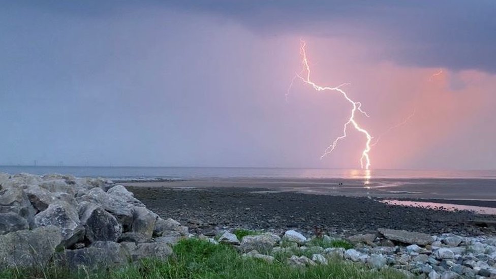 U fotografijama: Spektakularne munje obojile nebo nad Engleskom 6 Plaža na ostrvu Valni