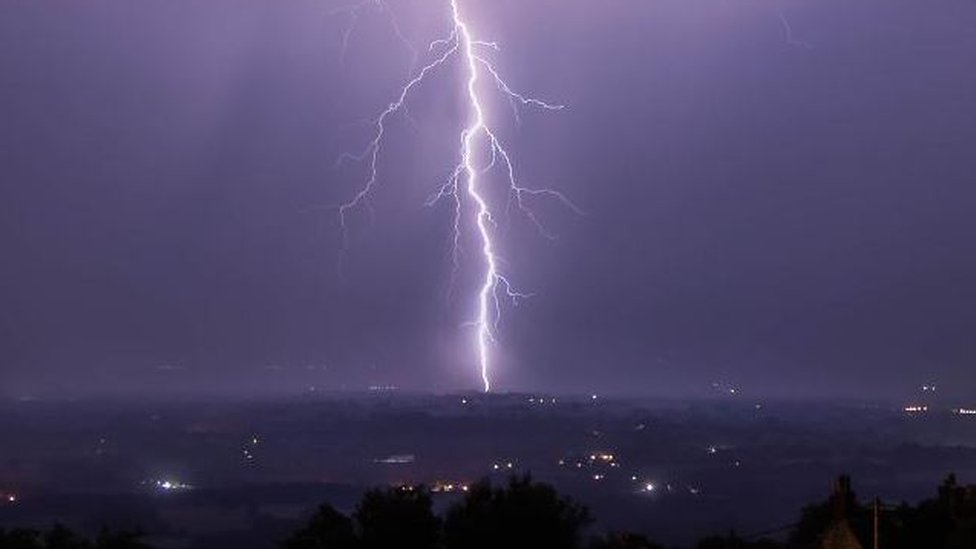 U fotografijama: Spektakularne munje obojile nebo nad Engleskom 3 Stoke-on-Trent lightning