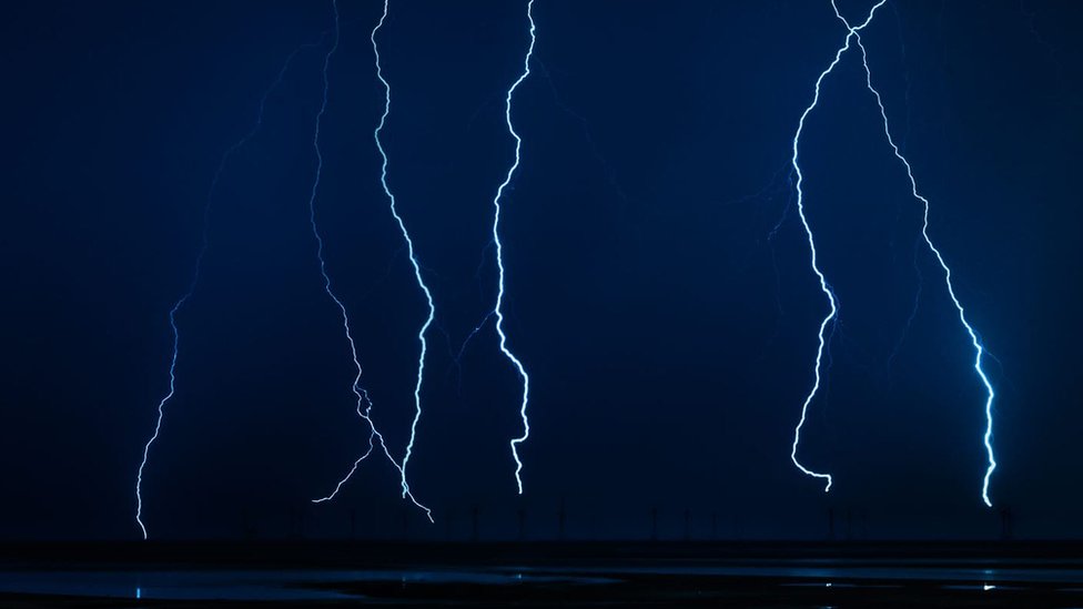 U fotografijama: Spektakularne munje obojile nebo nad Engleskom 5 Niz munja uslikan iznad rezervata prirode Severni Valni u Kumbriji