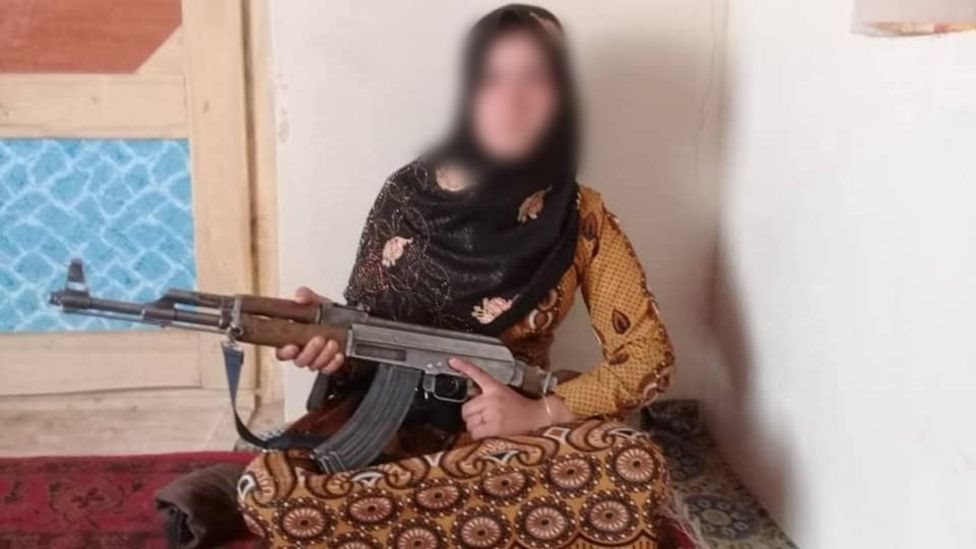 avganistanska devojka s oružjem