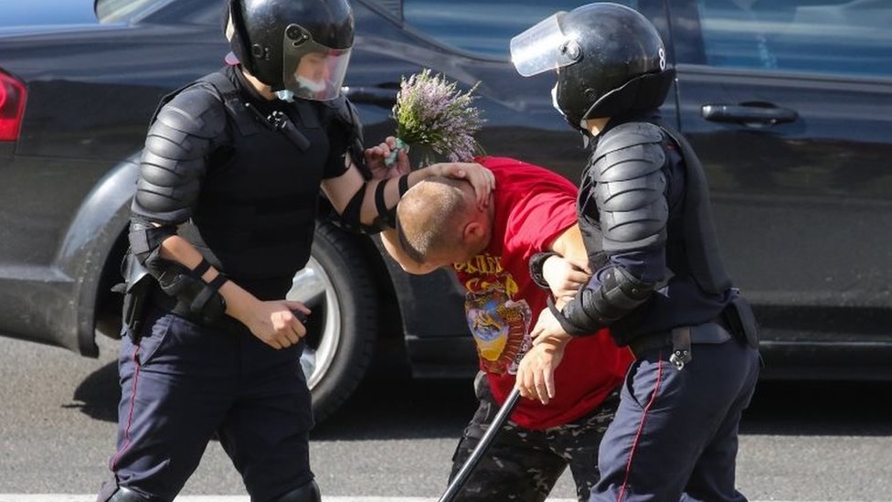 Izbori u Belorusiji: Preminuo još jedan demonstrant, UN osuđuje nasilje policije 1 Police detain a man in Minsk, Belarus. Photo: 12 August 2020
