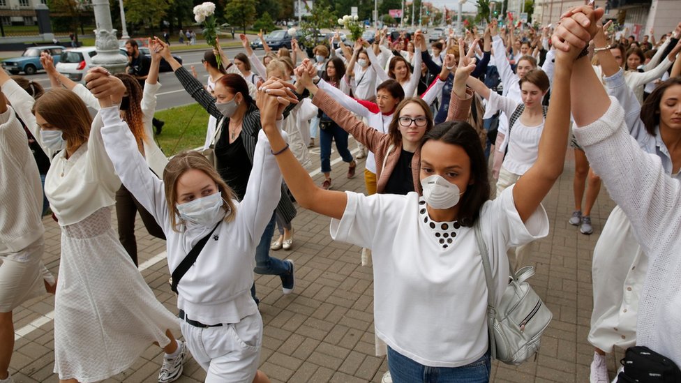 Izbori u Belorusiji: Žene formirale ljudski štit, UN osuđuje nasilje policije 1 Women rally in support of detained and injured protesters in Belarus