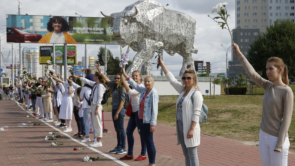 Izbori u Belorusiji: Žene formirale ljudski štit, UN osuđuje nasilje policije 2 Women rally in support of detained and injured protesters in Belarus