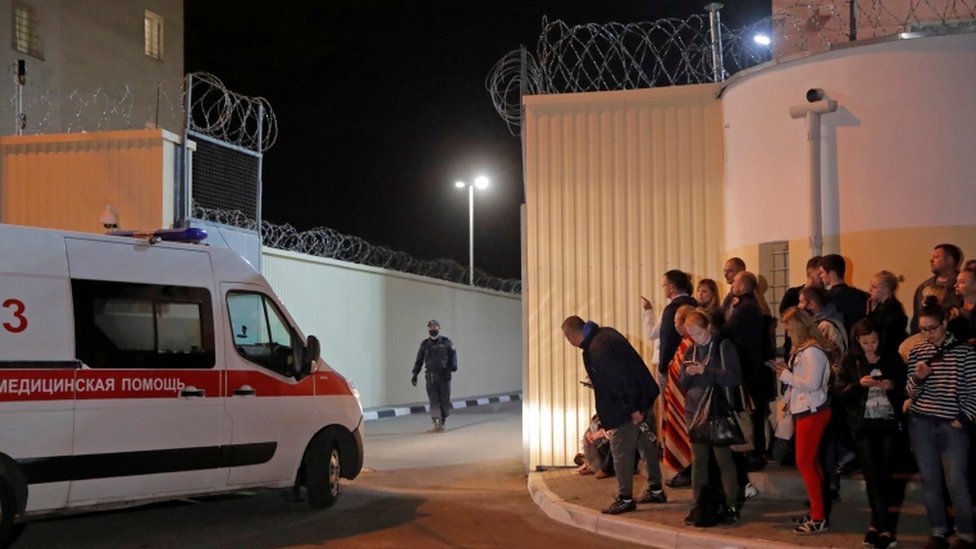 Izbori u Belorusiji: EU ne priznaje rezultate izbora, poziva na dijalog i najavljuje sankcije, opozicija najavljuje nove izbore za jesen 9 Ambulance drives into a detention centre in Minsk, 13 August 2020