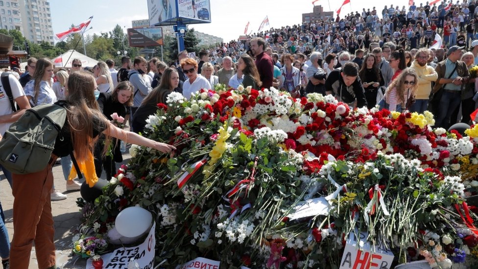 Izbori u Belorusiji: Talas štrajkova posle masovnih protesta na kojima se zahteva ostavkapredsednika Aleksandra Lukašenka 3 People place flowers at a makeshift memorial on Saturday