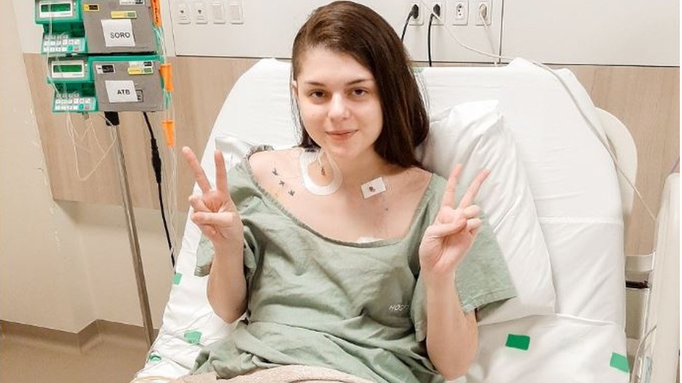 Zdravlje i retke bolesti: „Prestala sam da jedem pre dve godine, ali nisam revoltirana sopstvenim stanjem“ 1 Fernanda making positive signals from a hospital bed