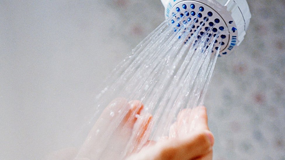 Zdravlje i retke bolesti: „Prestala sam da jedem pre dve godine, ali nisam revoltirana sopstvenim stanjem“ 5 Hands under a shower head