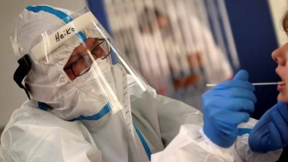 Korona virus: Preporučen karantin za decu koja dolaze u Srbiju iz inostranstva, porast broja zaraženih širom Evrope 2 uzimanje brisa