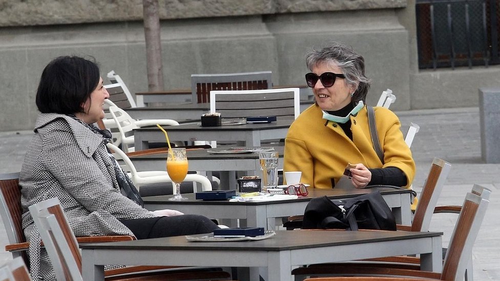 žene sede u kafiću