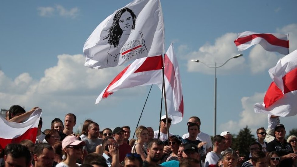belorusija Aktivisti opozicije nose zastavu sa likom Svetlane Tihanovskaje