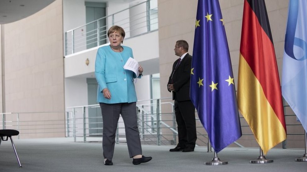 Nemačka kancelarka Angela Merkel stiže na pres konferenciju nakon sastanka Evropskog saveta, 19. avgust 2020.