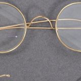 „Prodaja veka”. Gandijeve naočare pronađene u poštanskom sandučetu prodate za skoro 300 hiljada evra 6