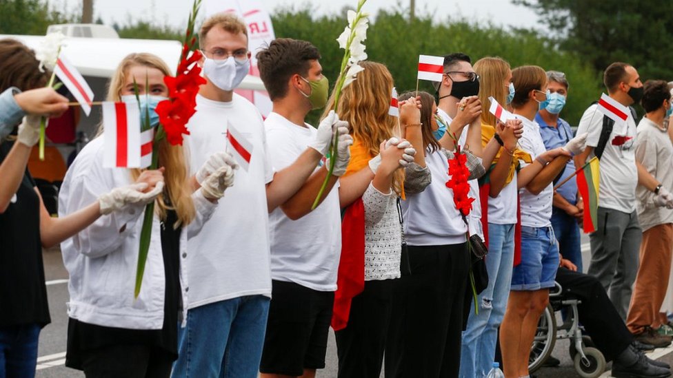 Lithuania's human chain at Medininkai near the Belarus border (23 Aug)