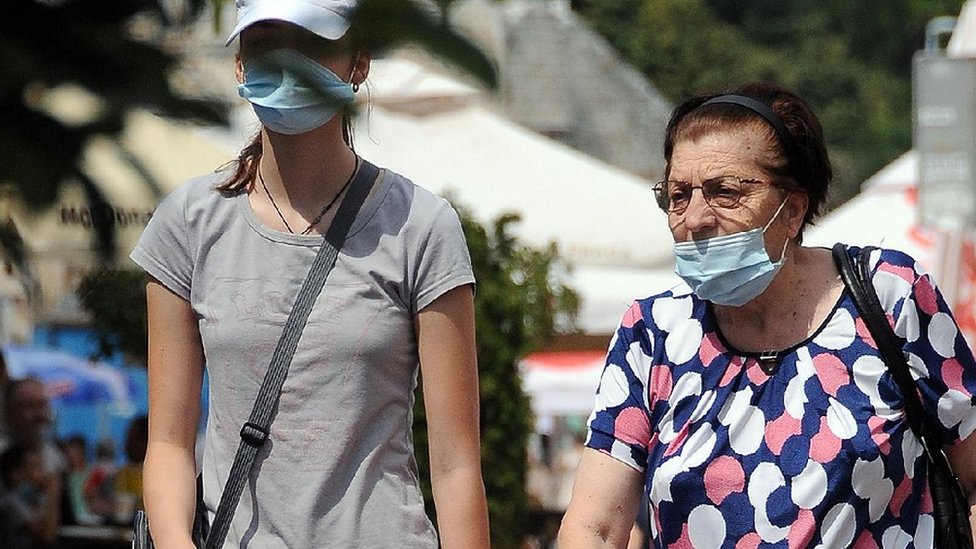 žena i devojka s maskom