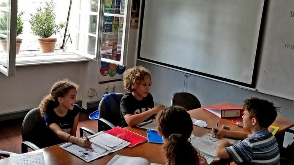 Početak školske godine u doba korone: Nastavnicima teško, roditeljima teže, prvacima najteže 2 učionica