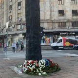 Položeni venci na Spomenik obešenim rodoljubima kod Igumanove palate u Beogradu: Obeležena 83. godišnjica zločina na Terazijama 7