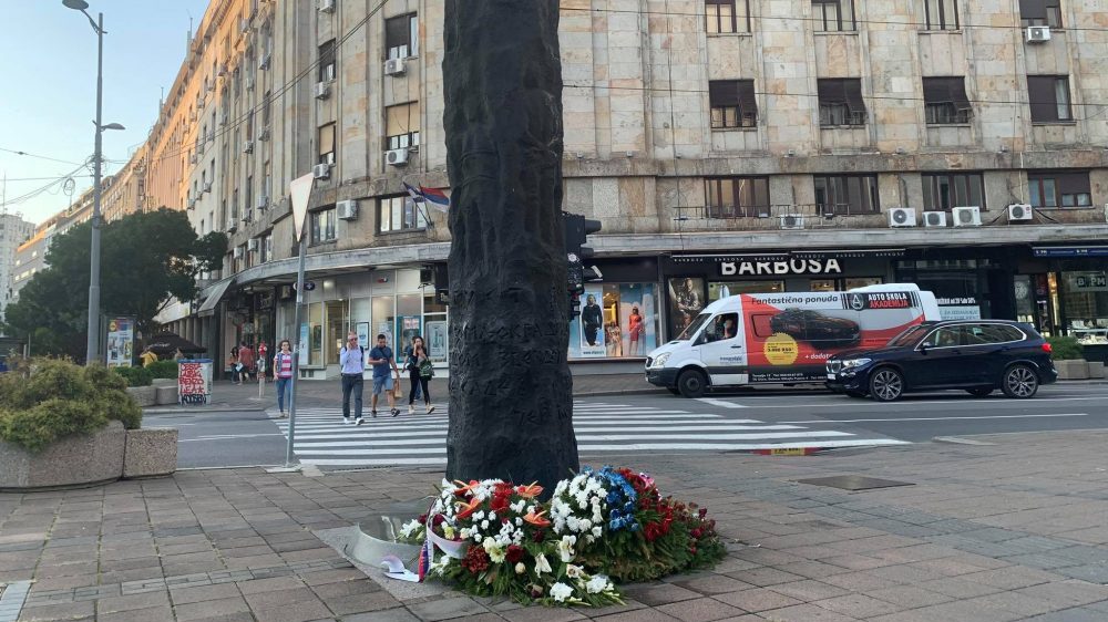 Položeni venci na Spomenik obešenim rodoljubima kod Igumanove palate u Beogradu: Obeležena 83. godišnjica zločina na Terazijama 1