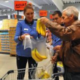 Trgovci poručuju: Robe ima, nema mesta panici, gužve u prodavnicama - zbog banana 4