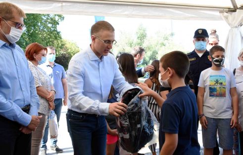 Stefanović na druženju sa decom stradalih pripadnika MUP-a (FOTO) 5